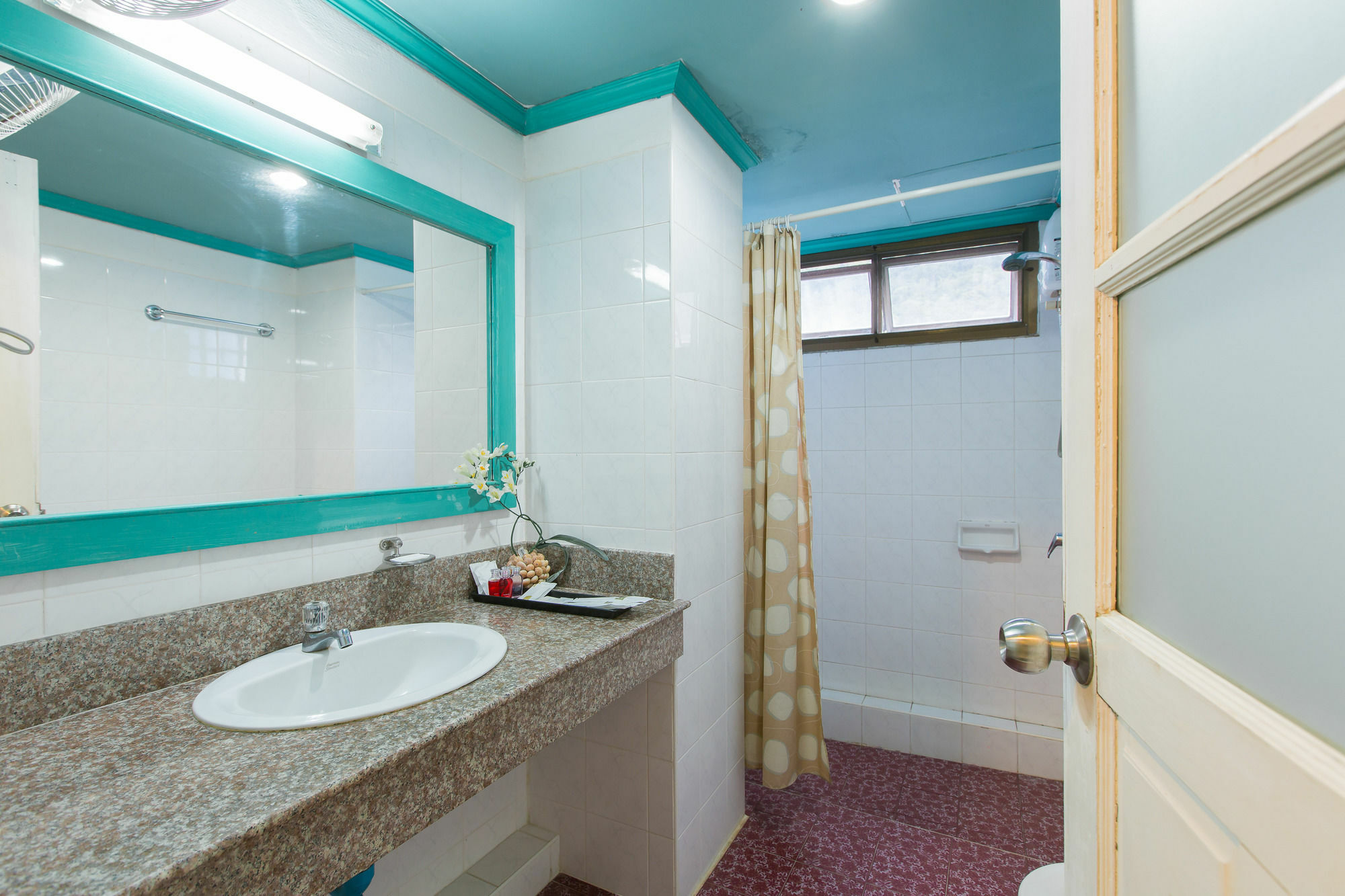 Barefoot Hotel Kalim Beach Front Patong Екстериор снимка