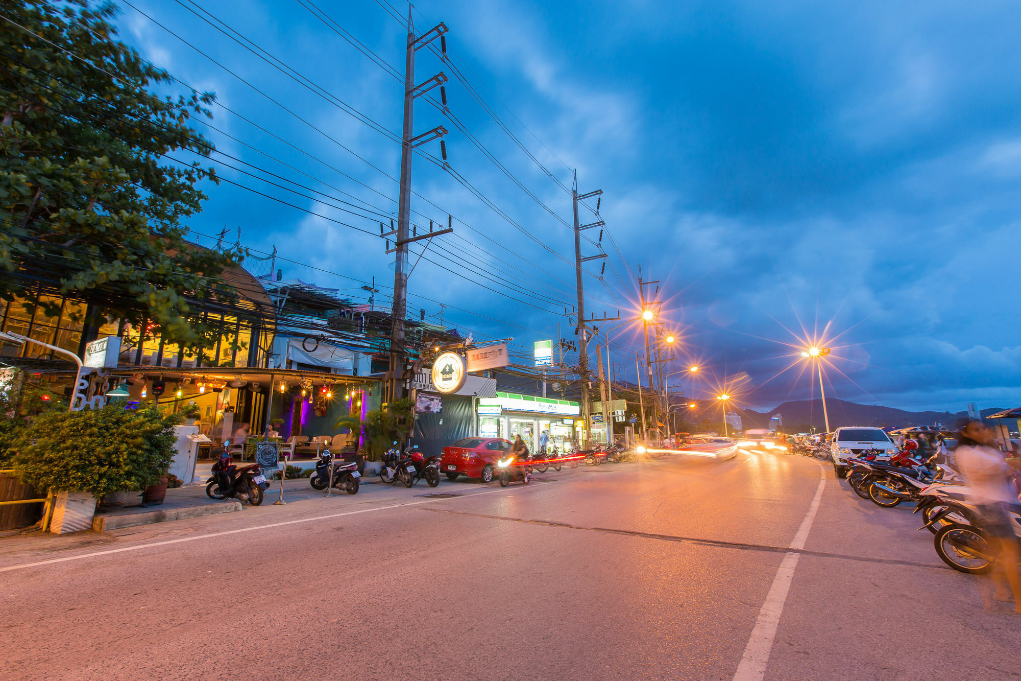 Barefoot Hotel Kalim Beach Front Patong Екстериор снимка